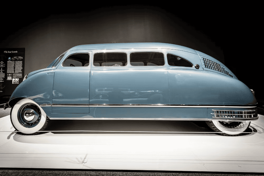 Stout Scarab de 1934, carro pioneiro com interior reconfigurável e design futurista.
