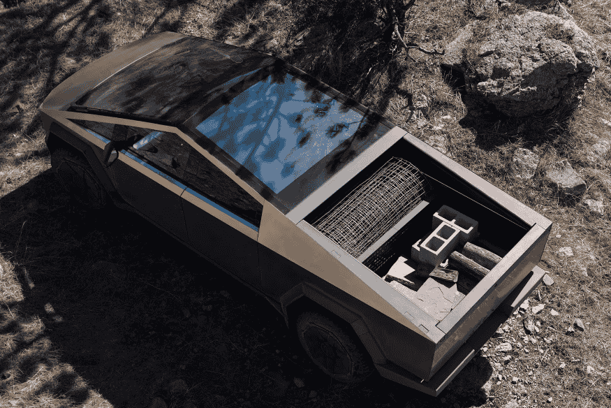 Tesla Cybertruck com caçamba versátil, projetado para transporte e uso em terrenos variados.