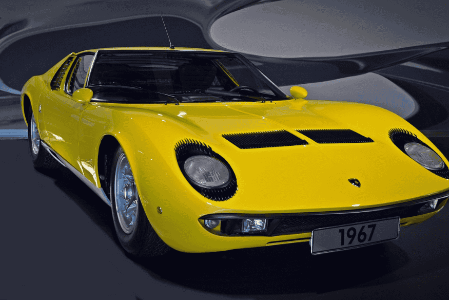 Lamborghini Miura amarela de 1967 em exposição