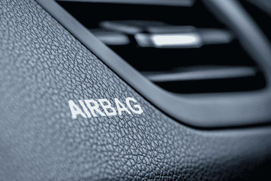 Detalhe do painel de um carro com a palavra "AIRBAG" em destaque.
