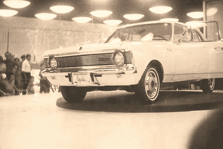 Fotografia histórica do Chevrolet Opala Projeto 676 de 1966 exposto ao público em um salão de automóveis.