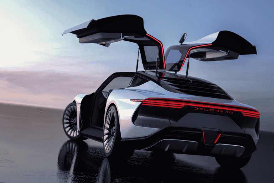 DeLorean Alpha5 elétrico com design moderno e portas asa de gaivota abertas, em um cenário futurista ao entardecer.