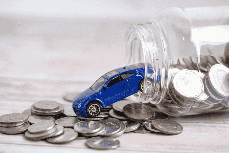 Miniatura de carro azul saindo de um pote de vidro cheio de moedas, simbolizando economia e valorização de recursos.