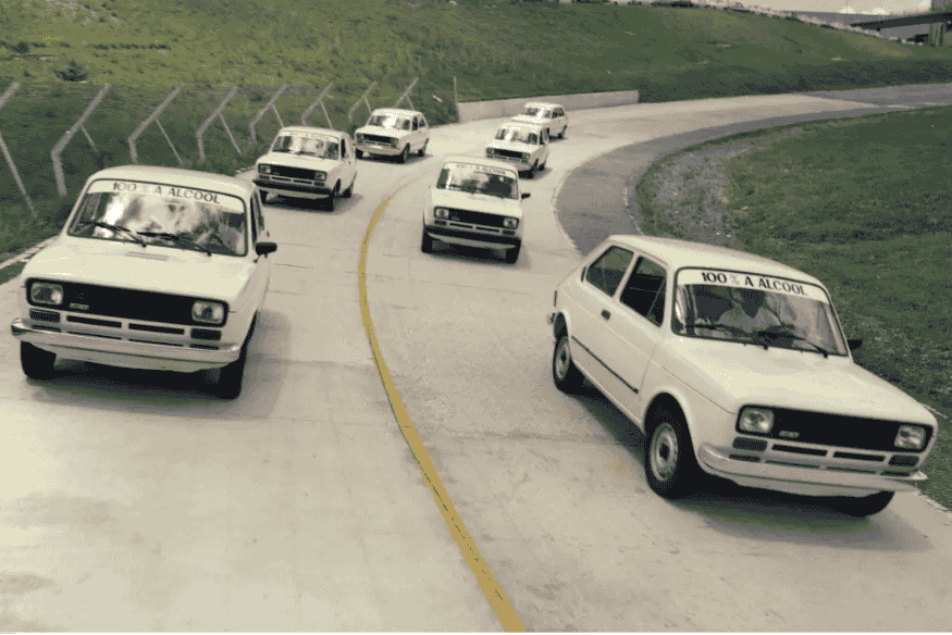Frota de Fiat 147 movidos a álcool em demonstração pública em pista.