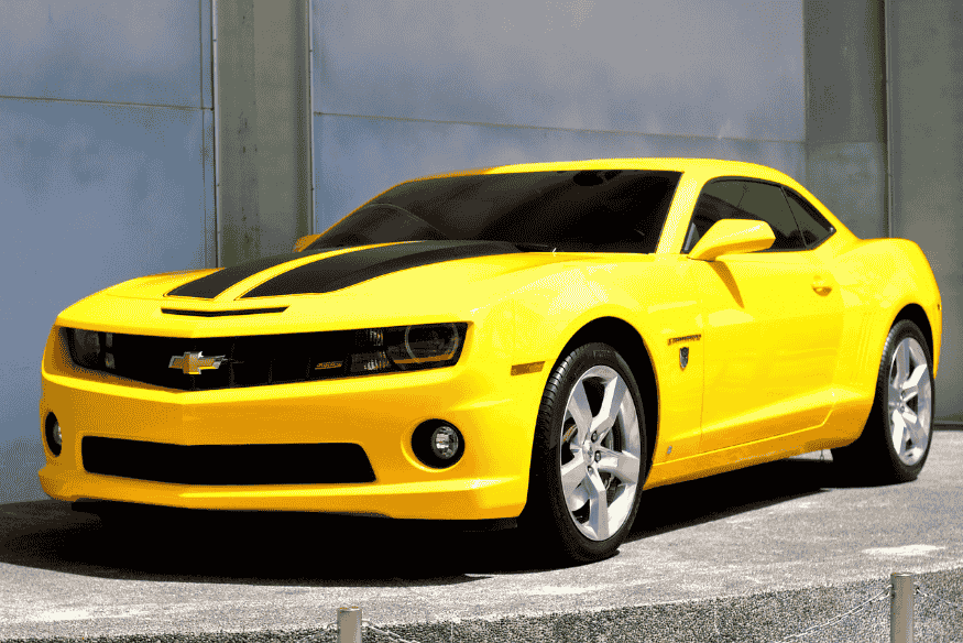Chevrolet Camaro SS amarelo com faixas pretas, versão moderna esportiva inspirada nos muscle cars clássicos
