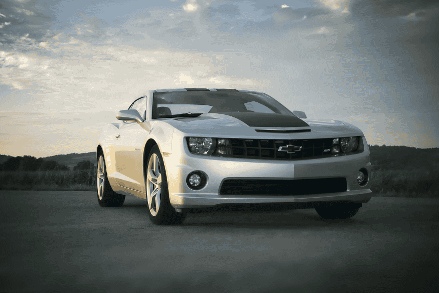 Chevrolet Camaro SS prata em ambiente externo ao entardecer, com capô esportivo e estilo imponente