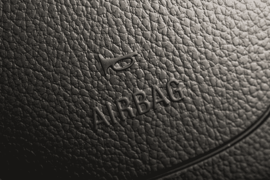 Close em um volante com marcação de airbag.