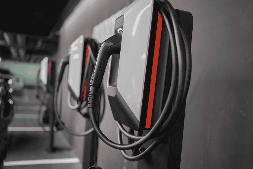 stações modernas de recarga para veículos elétricos alinhadas em garagem coberta.