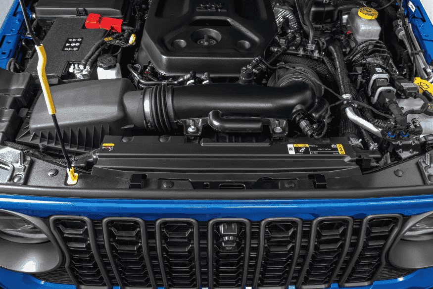 Vista detalhada do compartimento do motor de um Jeep Wrangler com acabamento em azul.