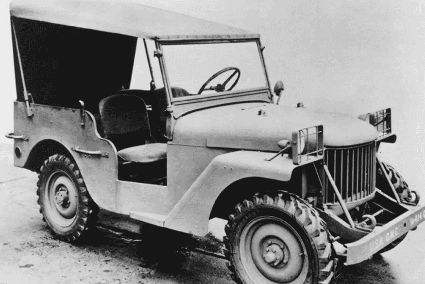 Jeep Willys original de 1940 em preto e branco, com design militar robusto e capota de lona.