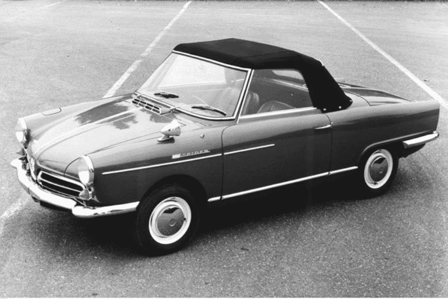 Carro esportivo clássico NSU Spider 1964 estacionado em um parque.