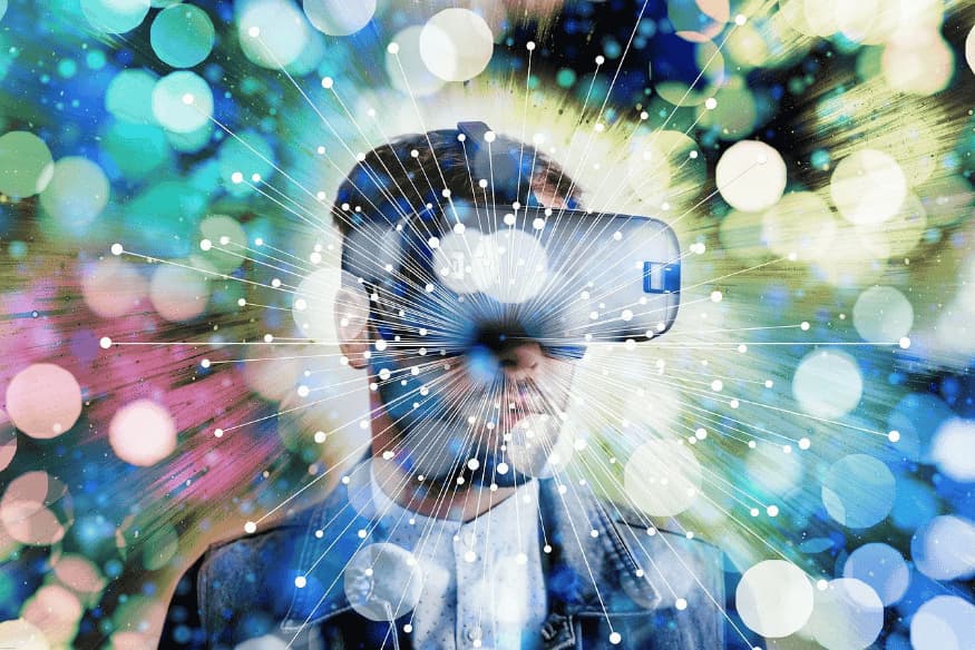 Homem usando óculos de realidade virtual com efeitos visuais simulando dados digitais e conexões tecnológicas ao redor