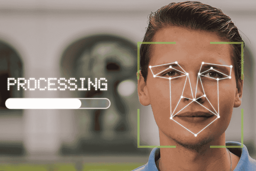 Interface digital simulando o reconhecimento facial de um homem com sobreposição de pontos biométricos no rosto e indicador de processamento ativo.