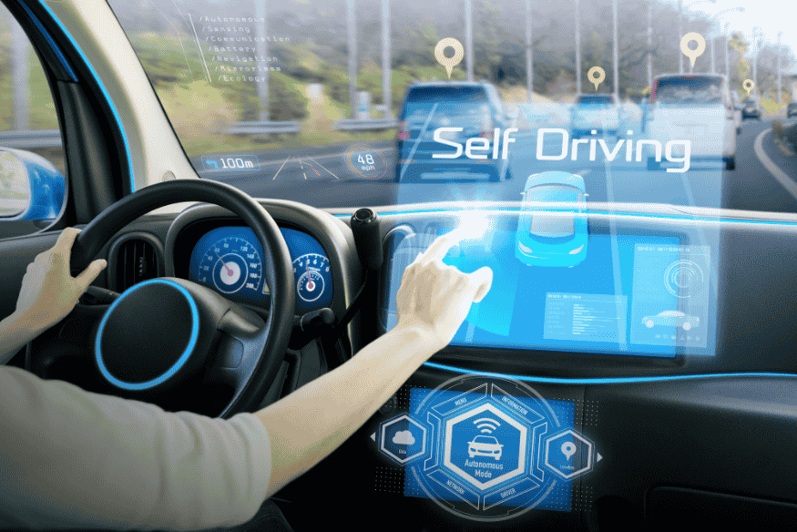 Interface futurista de condução autônoma com motorista humano interagindo com o painel digital