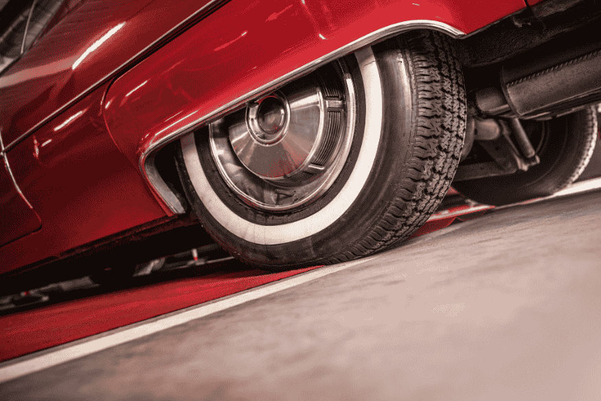 Carro clássico com suspensão rebaixada, característico de sistemas pneumáticos ajustáveis.