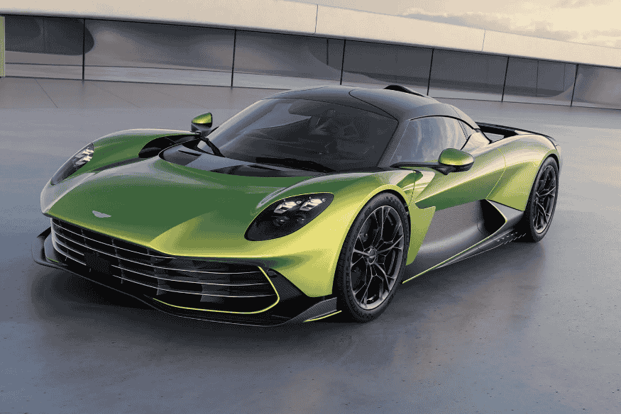 Aston Martin Valhalla verde metálico em ambiente moderno, com design aerodinâmico e esportivo.