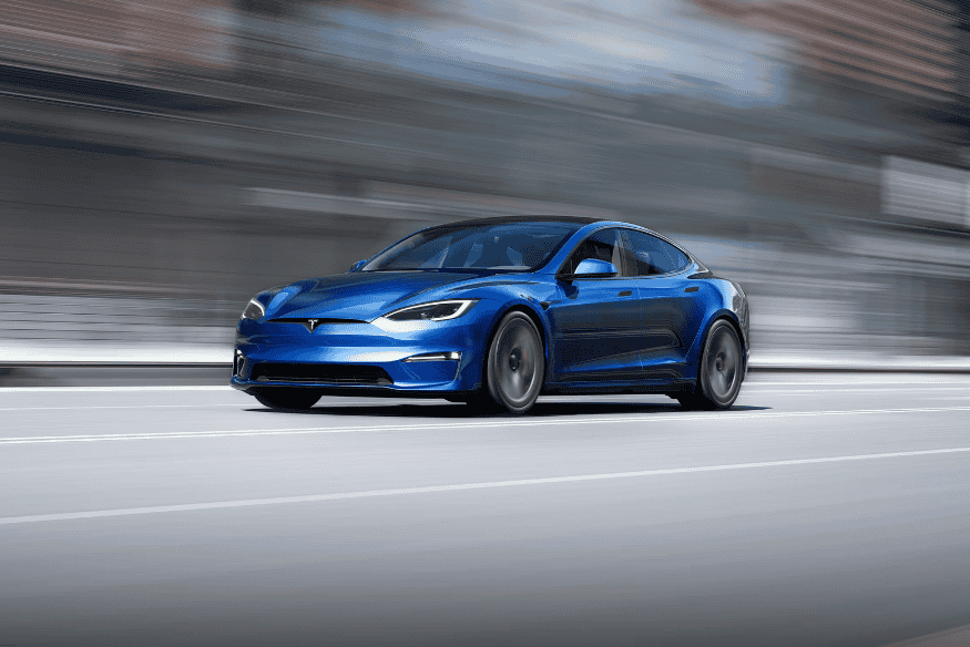 Tesla Model S azul em movimento urbano, demonstrando agilidade em ambiente citadino.
