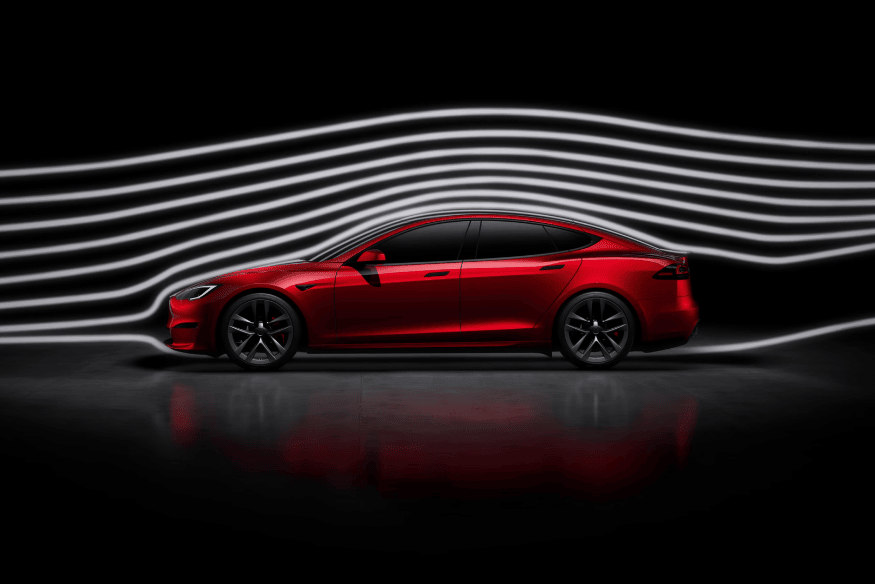Vista lateral do Tesla Model S com fluxo de ar ilustrando sua aerodinâmica avançada.