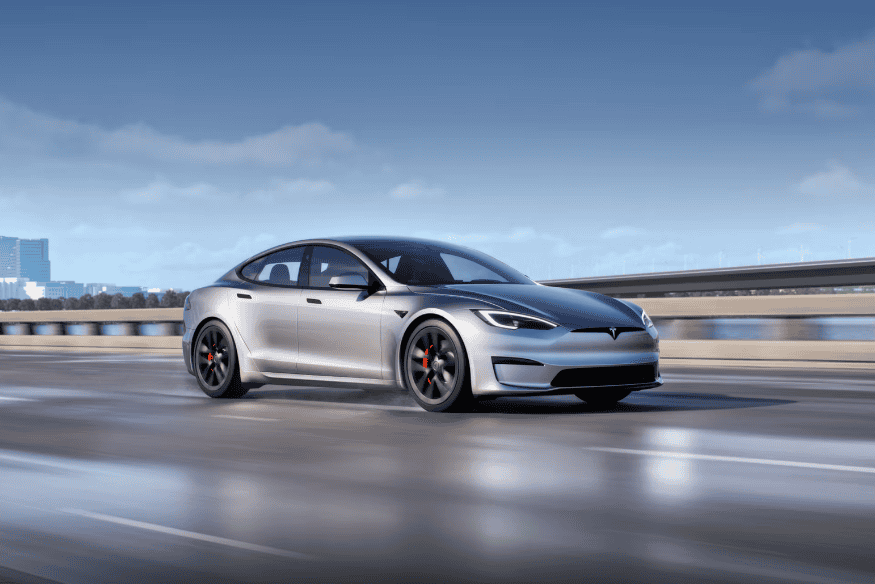 Tesla Model S prata em pista molhada, evidenciando controle e tração em diferentes condições climáticas.