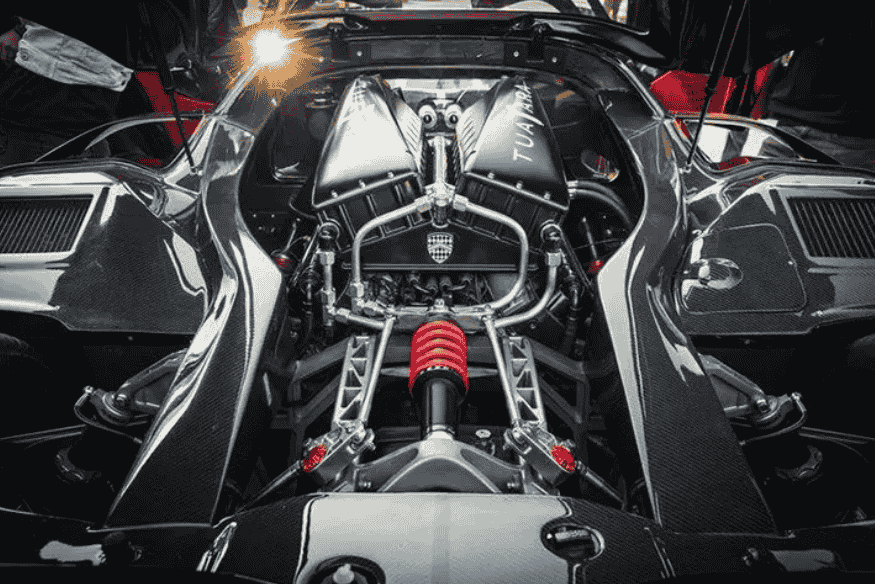 Motor V8 biturbo de alta performance do hipercarro SSC Tuatara, exposto com detalhes mecânicos visíveis.