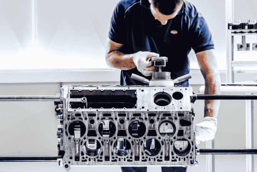  Técnico trabalhando na montagem manual de um motor W16 quad-turbo da Bugatti.