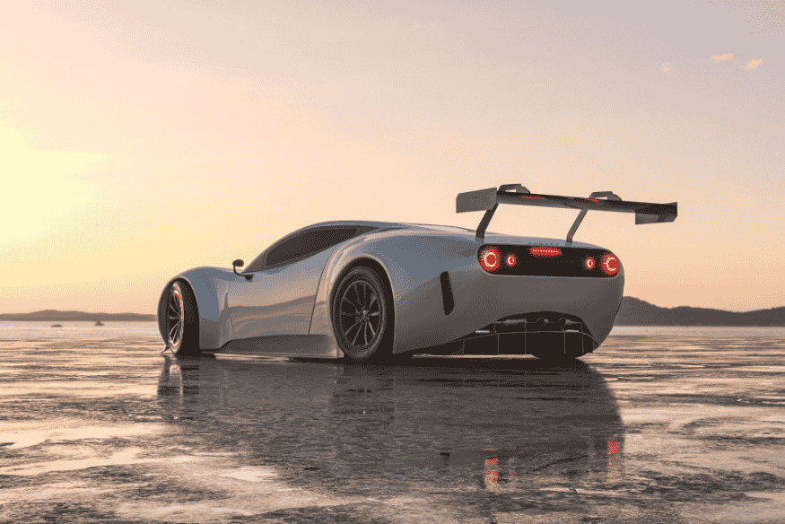 Supercarro branco com aerofólio alto em um deserto de sal ao entardecer.